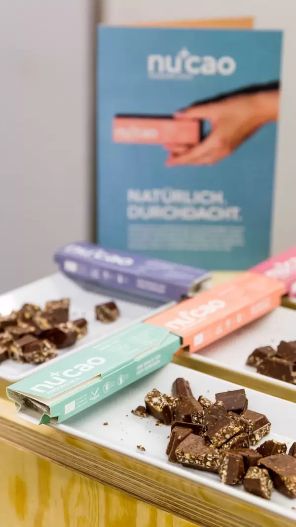 Roher veganer Schokoriegel mit Hanfsamen von nucao