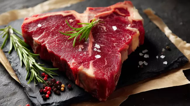 Rohes Fleisch mit Gewürzen - kulinarisches Fotografie-Motiv