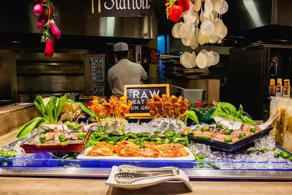 Rohes Fleisch zum Grillen, an einem bunten Büfettstand im Hotel