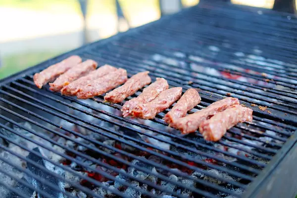 Rohes Hackfleisch auf dem Grill