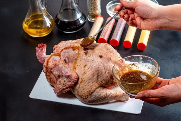 Rohes Hühnchen wird mit Soße zubereitet