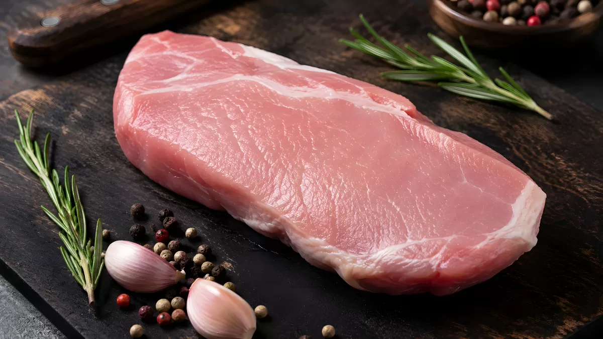 Rohes Schweineschnitzel mit Rosmarin und Knoblauch