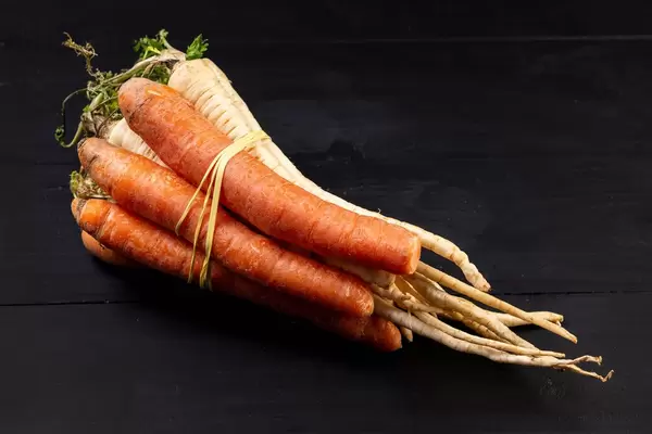 Rohes Suppengemüse auf der schwarzen Tabelle