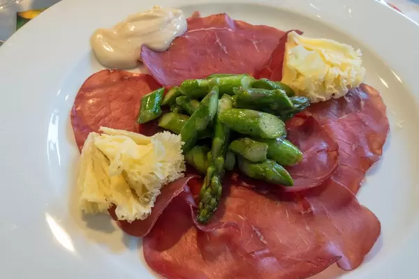Rohschinken und grüner Spargel