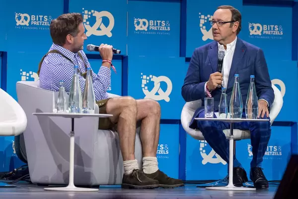 Rolf Schrömgens (Gründer von Trivago) im Interview mit Kevin Spacey