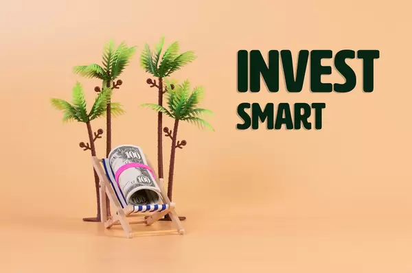 Roll of dollar banknotes in a deck chair with Invest Smart text