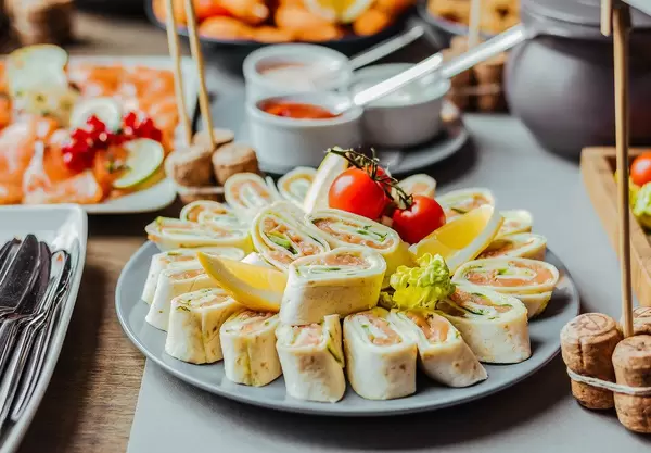 Röllchen mit Lavash und Lachs