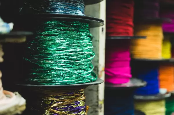 Rollen mit bunten Seilen oder Lassos in grün, pink, rot, orange, gelb und blau