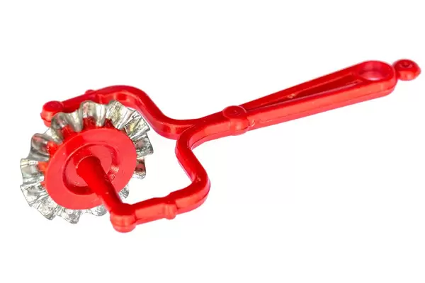 Roller knife for working with dough