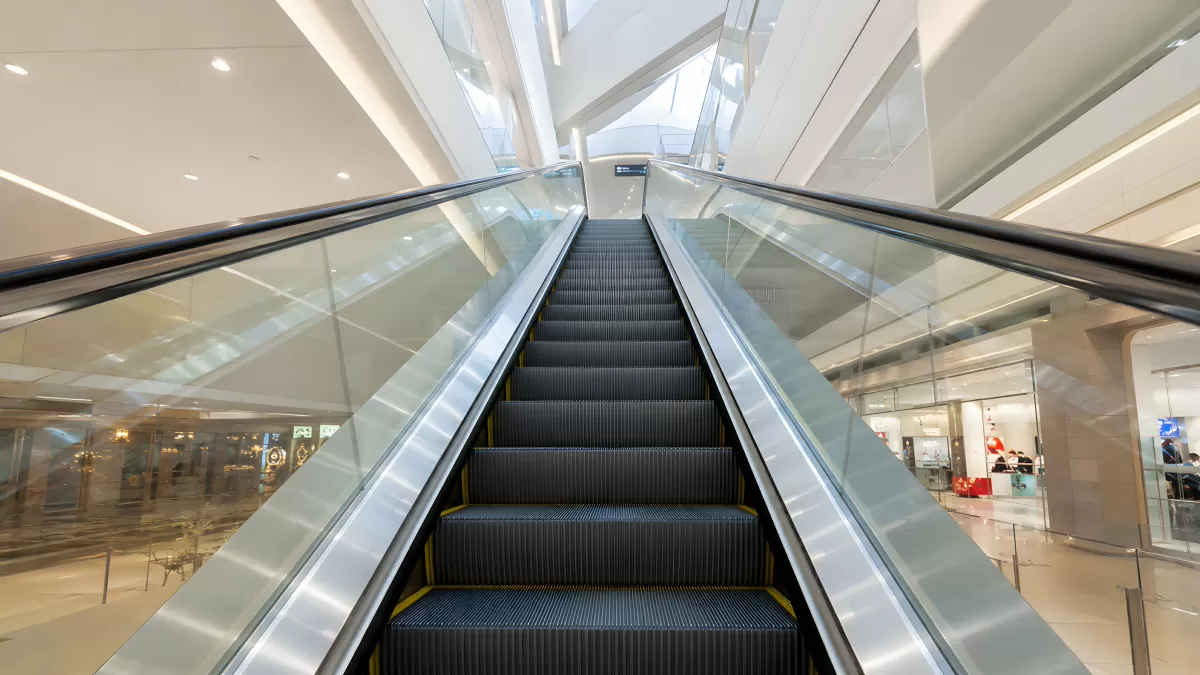 Rolltreppe in modernem Einkaufszentrum von unten