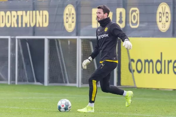 Roman Bürki hat den Ball und spielt kurz