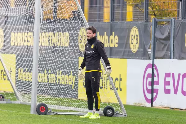 Roman Bürki verschnauft kurz neben dem Tor und beobachtet das Spielgeschehen
