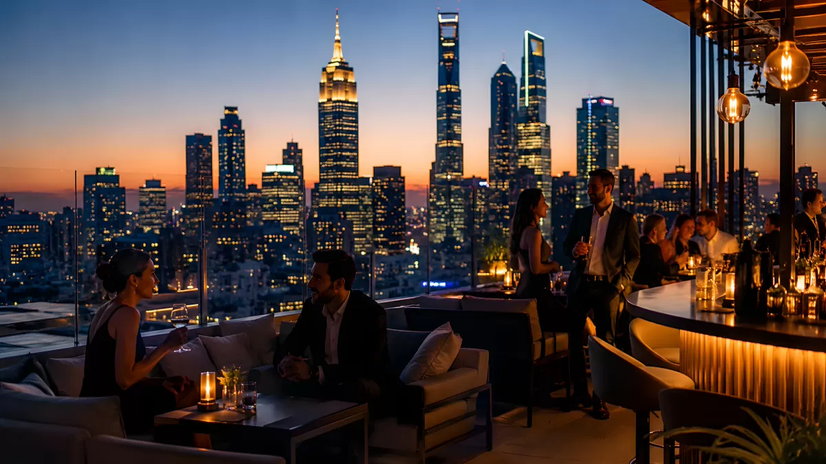Rooftop-Bar bei Nacht mit Blick auf die Skyline