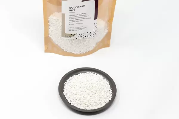 Roooaaar Rice by Shileo with konjac circle as vegan, gluten-free and fibre-rich food, on a black plate