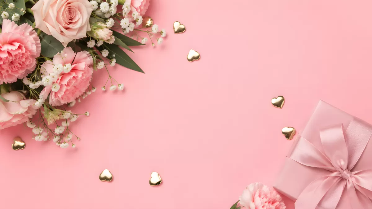 Rosa Blumenstrauß mit Geschenkbox und Goldherzen