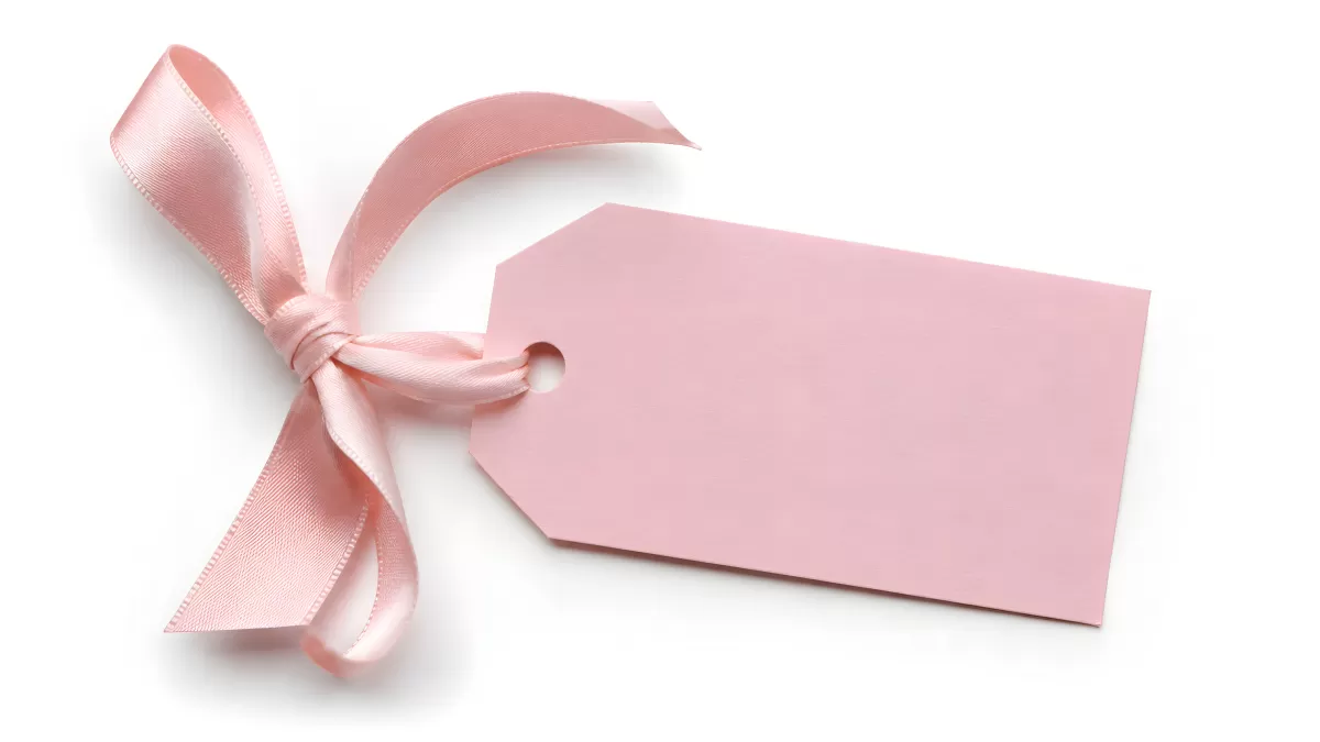 Rosa Geschenkanhänger mit Schleife auf weißem Hintergrund