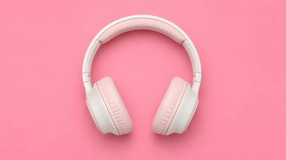 Rosa Over-Ear-Kopfhörer auf pastellrosa Hintergrund