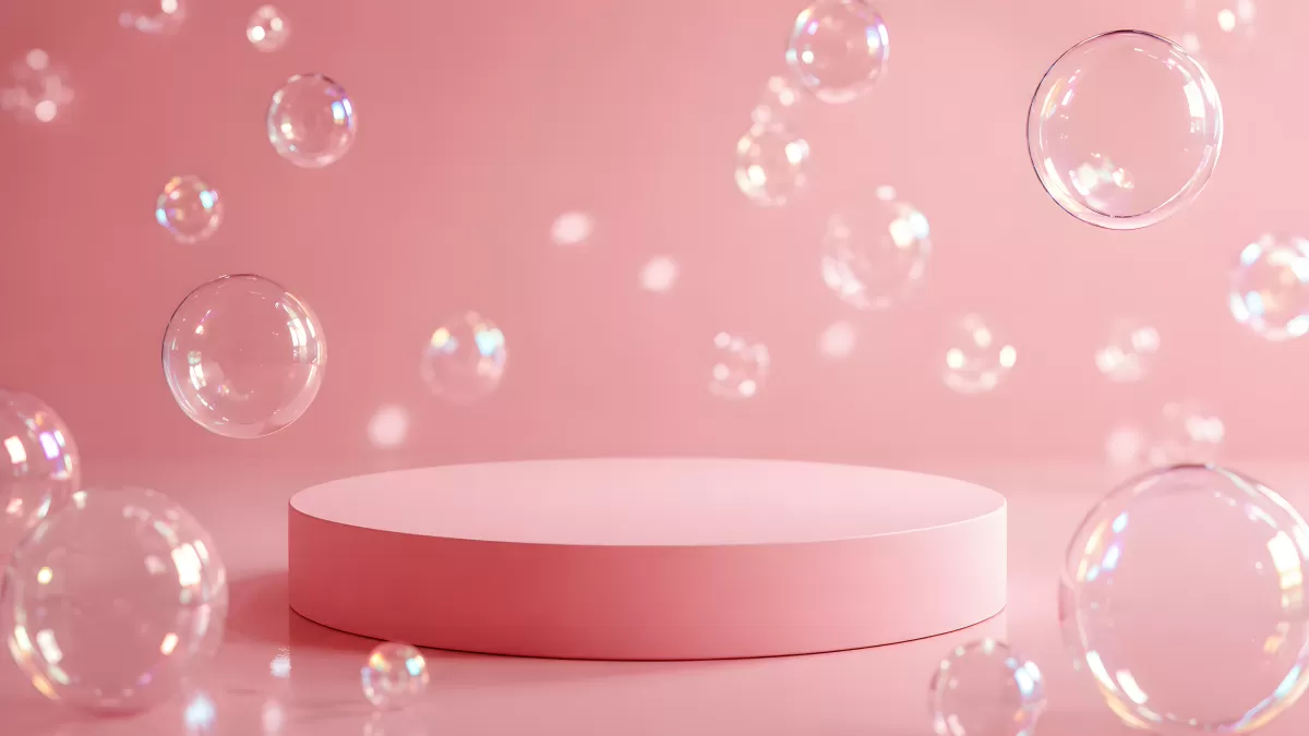 Rosa Podest mit schwebenden Seifenblasen im Studio