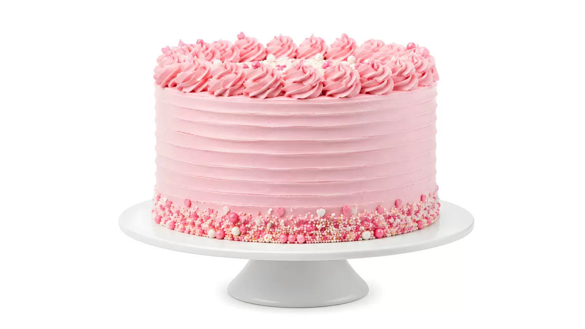 Rosa Torte mit Buttercreme-Swirls auf Tortenständer