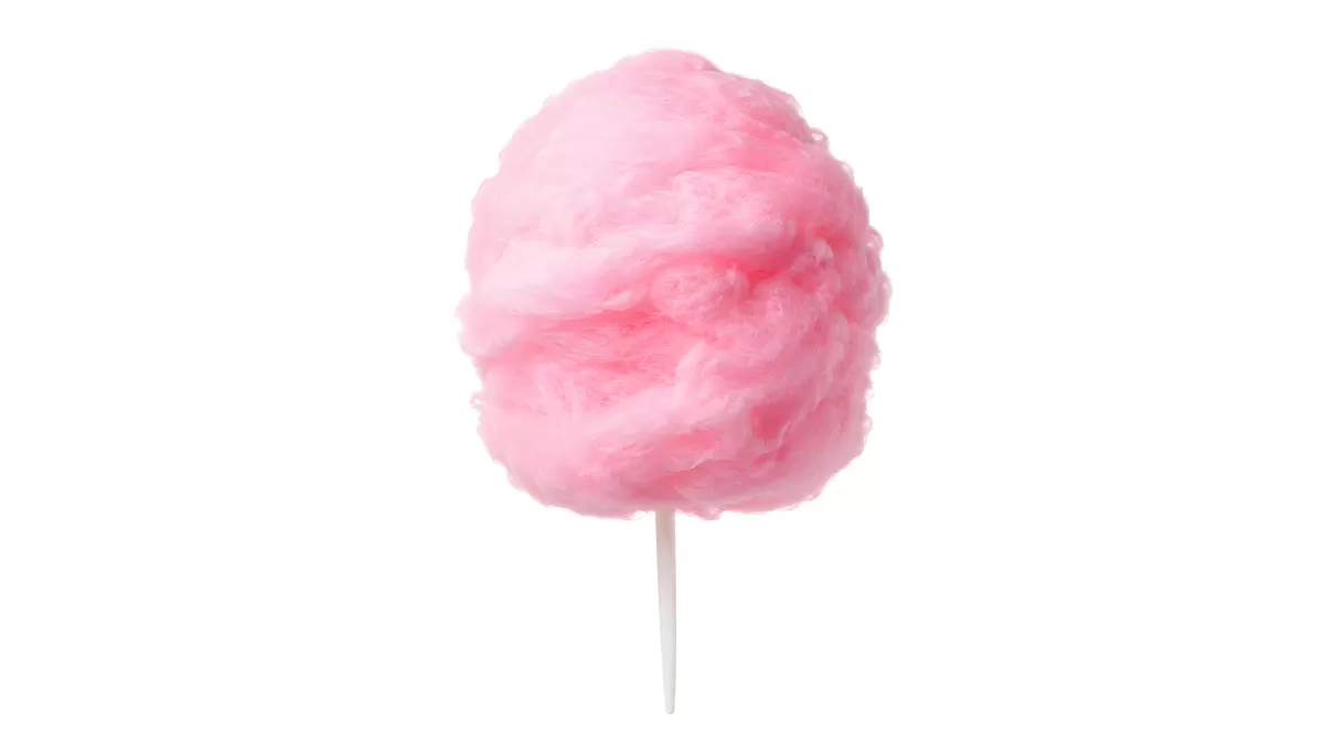 Rosa Zuckerwatte auf weißem Stiel vor hellem Hintergrund