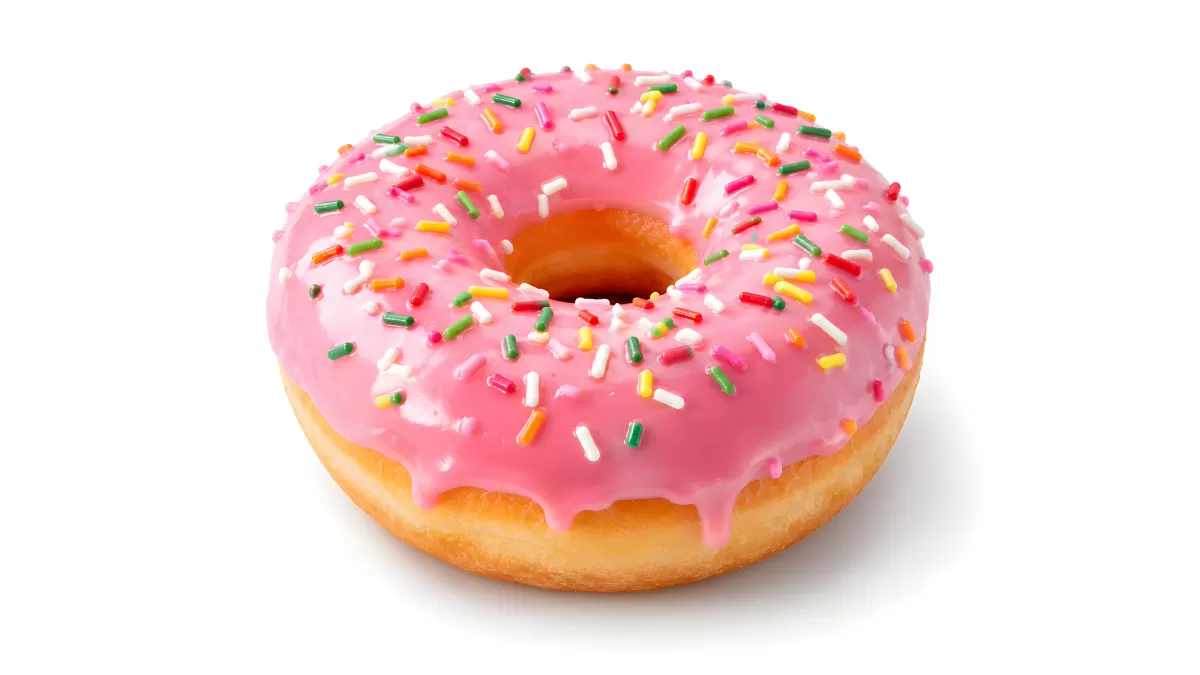 Rosafarbener Donut mit bunten Streuseln auf weißem Grund