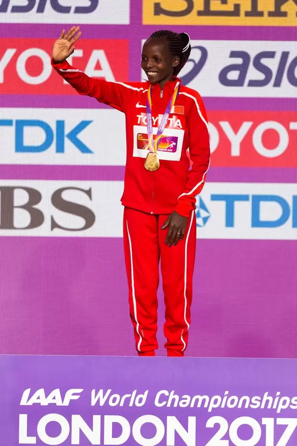 Rose Chelimo Goldmedaille (Marathon Finale Frauen) bei den IAAF Leichtathletik-Weltmeisterschaften 2017 in London