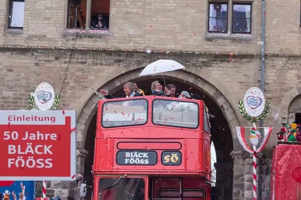 Rosenmontagsumzug 2020 in Köln: die Bläck Fööss - eine der erfolgreichsten Kölschen Bands - feiern ihr 50-jähriges Jubiläum auf dem Deck eines Doppeldecker-Busses