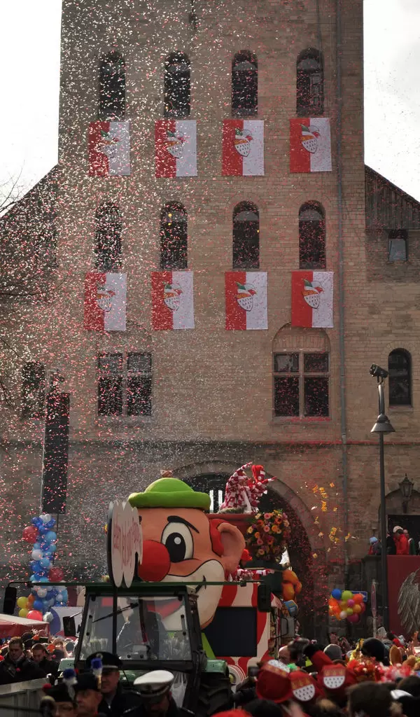 Rosenmontagszug: Start am Severinstor