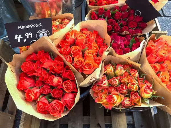 Rosensträuße im Rot und Orange zum Verkauf, Aufnahme von oben