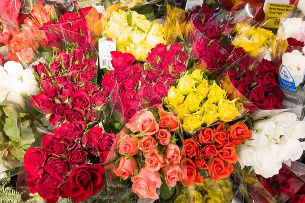 Rosensträuße in verschiedenen Farben