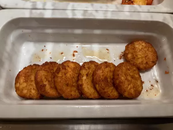 Rösti in einer Servierplatte eines Buffets