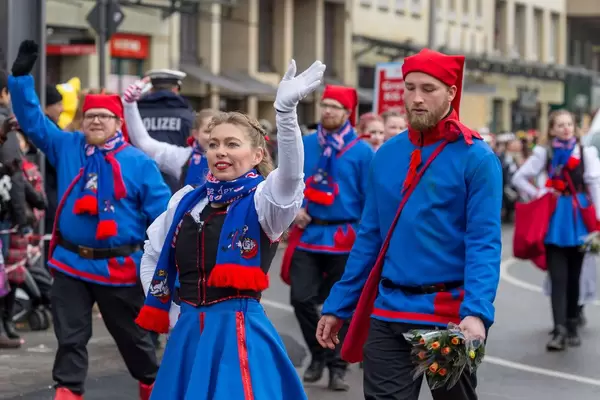 Rot-blau gekleidete Truppe der De Heinzelmänncher zo Kölle KG beim Rosenmontagszug - Kölner Karneval 2018