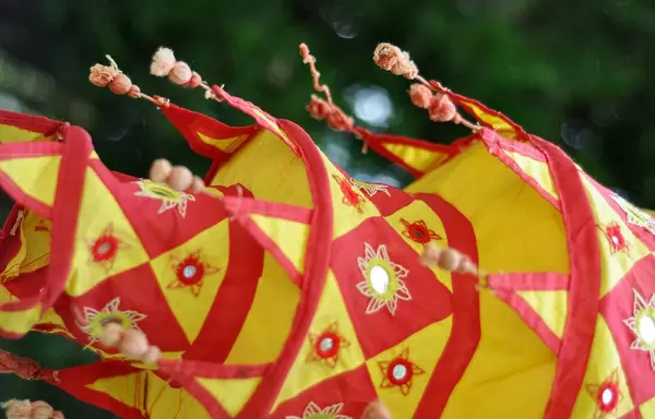 Rot-gelbe Stofflampe