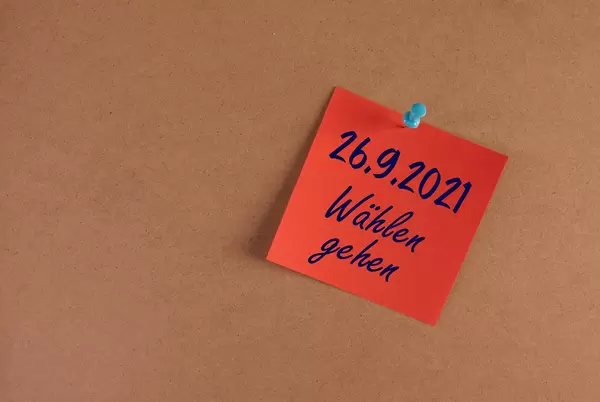 Rot Hafnotiz mit 26.9.2021 Wählen gehen text