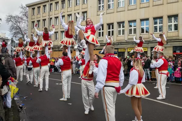 Rot-kremfarbenes Tanzkorps - Kölner Karneval 2018