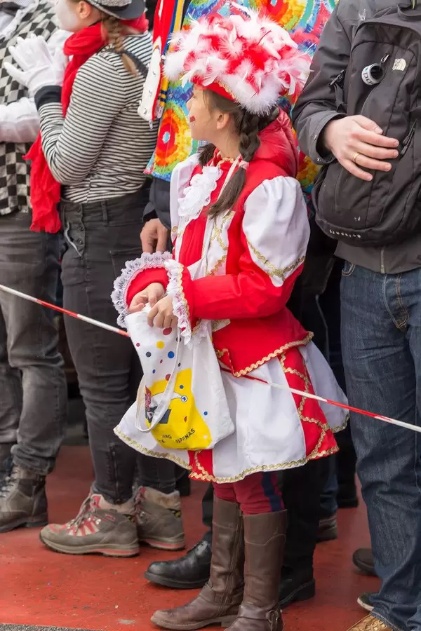 Rot-weiß gekleidetes Mädchen mit einem Säckchen in den Händen - Kölner Karneval 2018