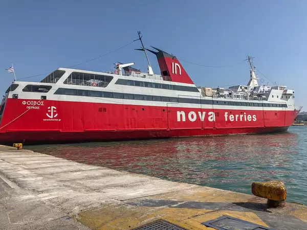Rot-weiße Fähre von Saronic Ferries, im Hafen von Piraeus (Peiraia Argosaronikos)