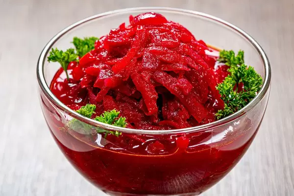 Rote Beete mit Karotten, Zwiebeln und Pfeffer in Tomaten- und Knoblauchsauce geschmort