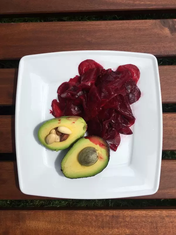Rote Beete und Mini-Avocado