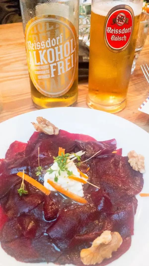 ROTE-BETE-CARPACCIO MIT HÜTTENKÄSE UND WALNUSS und Reisdorf Kölsch alkoholfrei