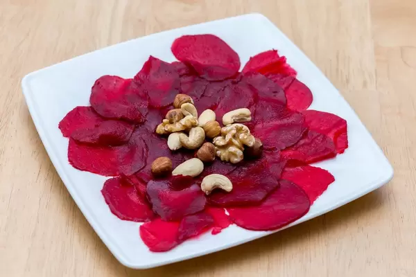 Rote Bete Carpaccio mit Nüssen