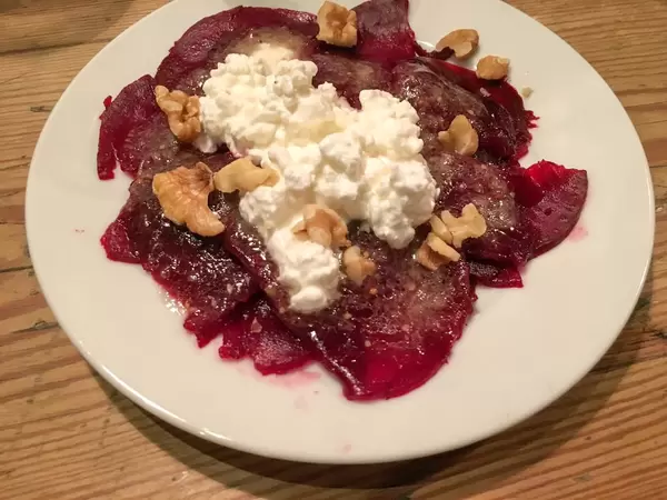 Rote Bete Carpaccio mit Walnüssen