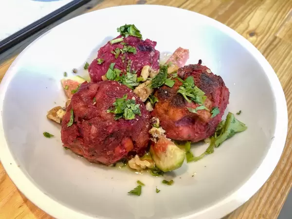 Rote Bete Knödel mit Ziegenkäsefüllung, verfeinert mit geschnittenen Feigen, gehackten Walnüssen und Koriander