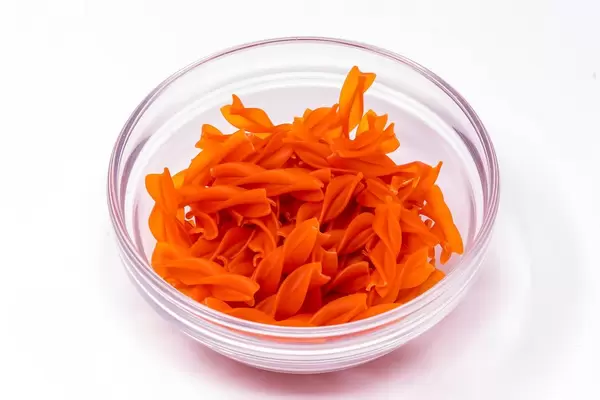 Rote Bio Linsen Fusilli in Glasschale