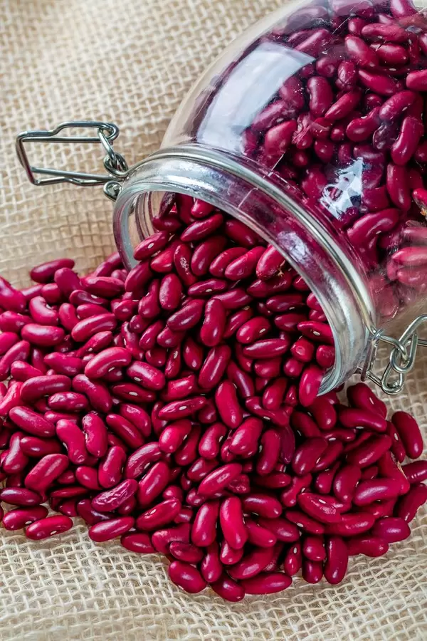 Rote Bohnen aus einem Glas gegossen 2