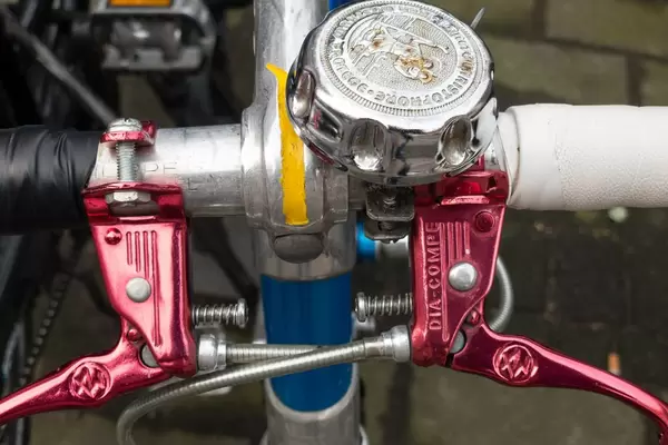 Rote Bremshebel und Klingel eines Rennrads