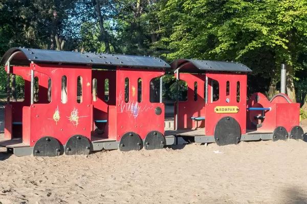 Rote Eisenbahn am Spielplatz