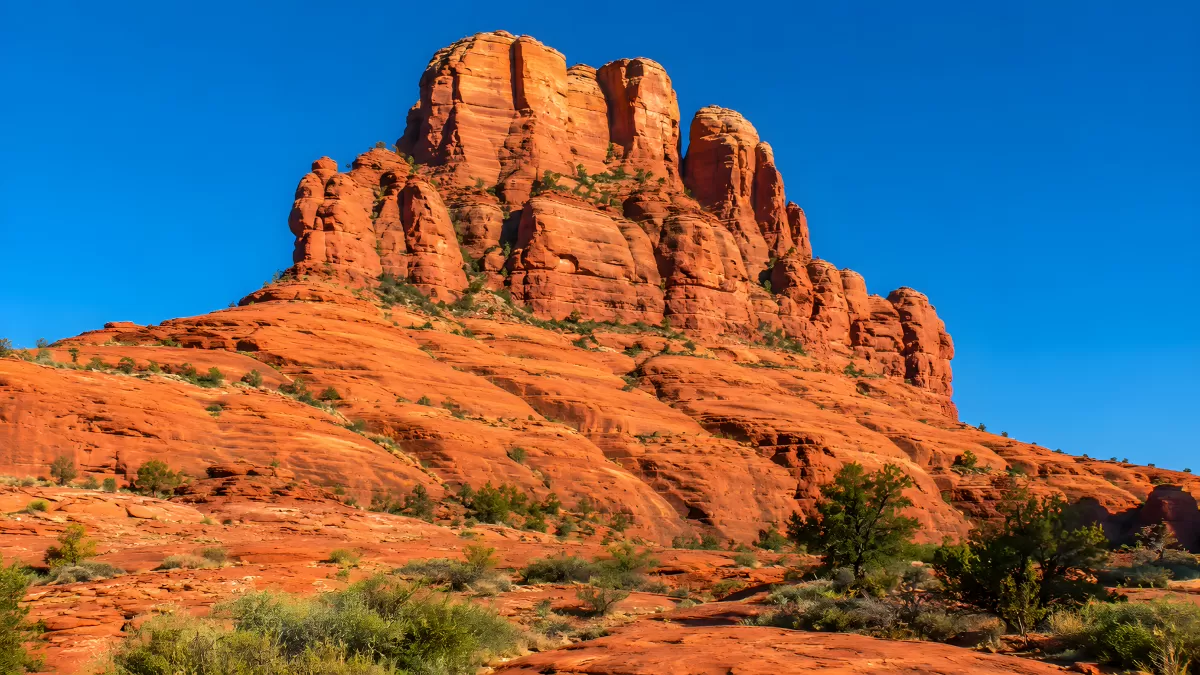 Rote Felsformation unter blauem Himmel in Arizona
