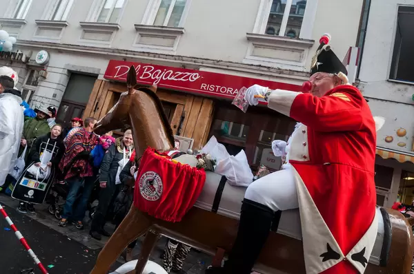 Rote Funken auf künstlichem Pferd