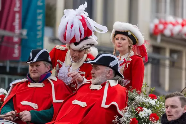 Rote Funken in einer Pferdekutsche - Kölner Karneval 2018